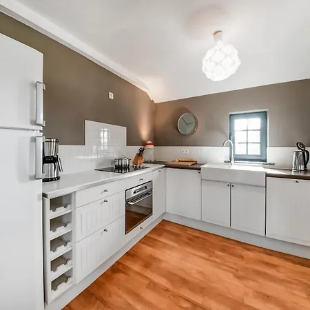 Hillside Apartment, Cleaning Included *